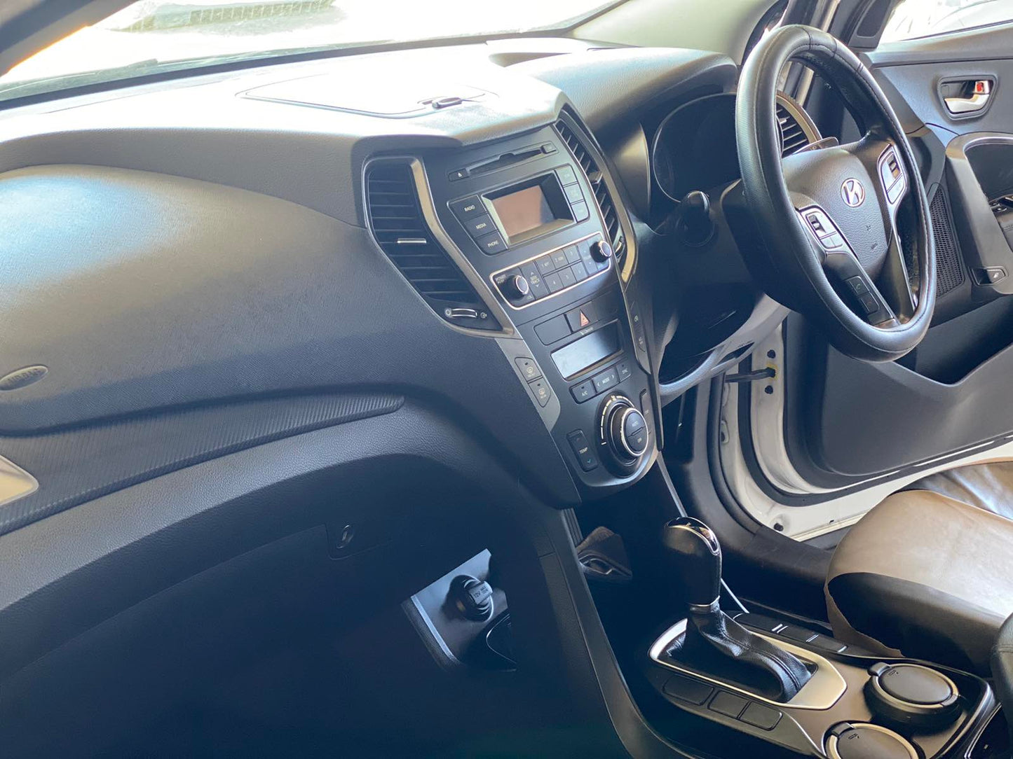 Hyundai Santa Fe (White)