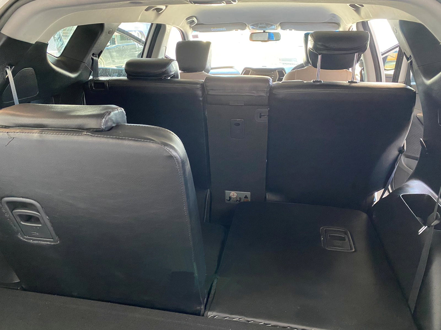 Hyundai Santa Fe (White)