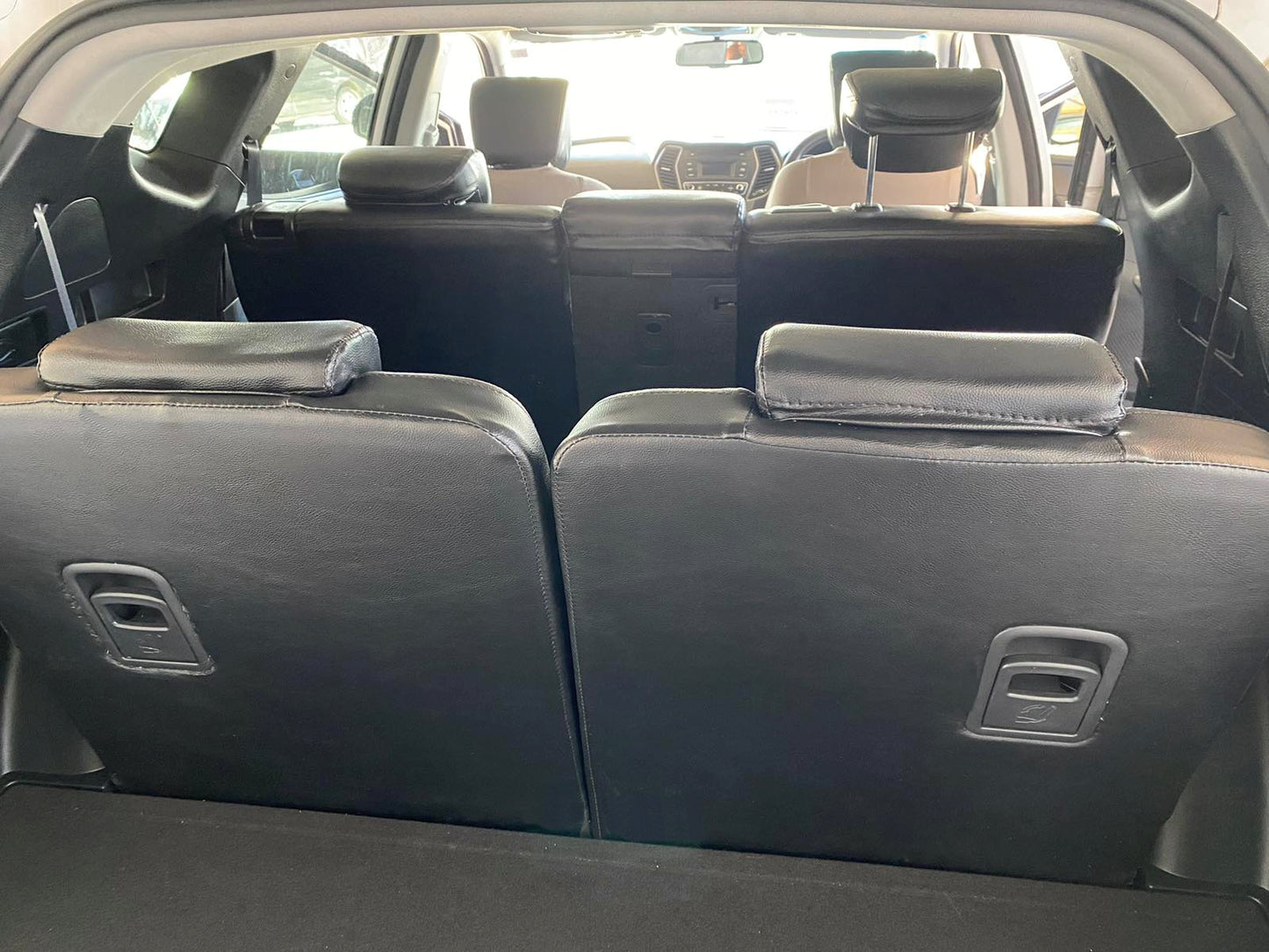 Hyundai Santa Fe (White)