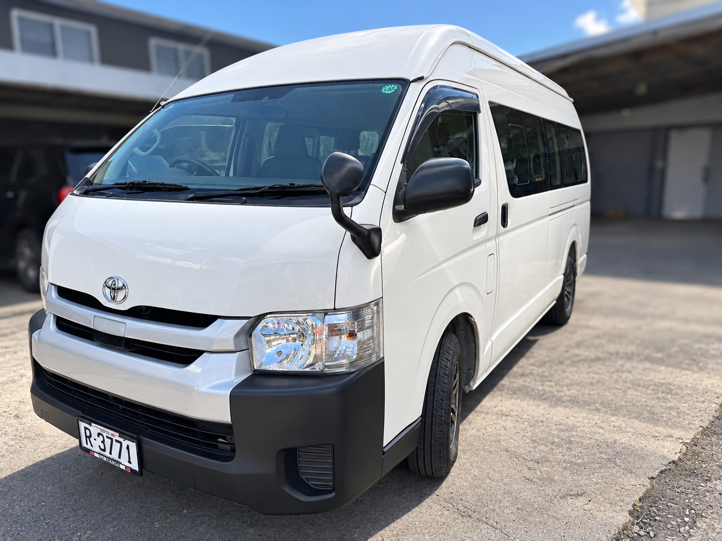 Toyota HiAce 14-Seater Automatic- White