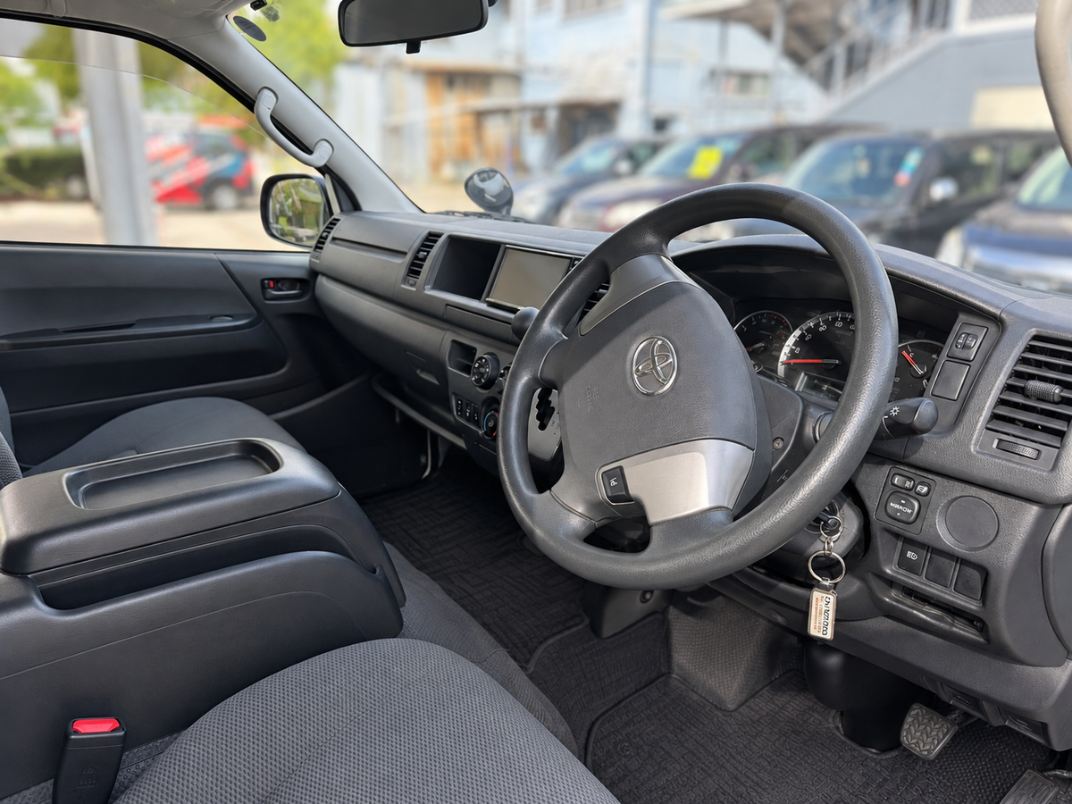 Toyota HiAce 14-Seater Automatic- White
