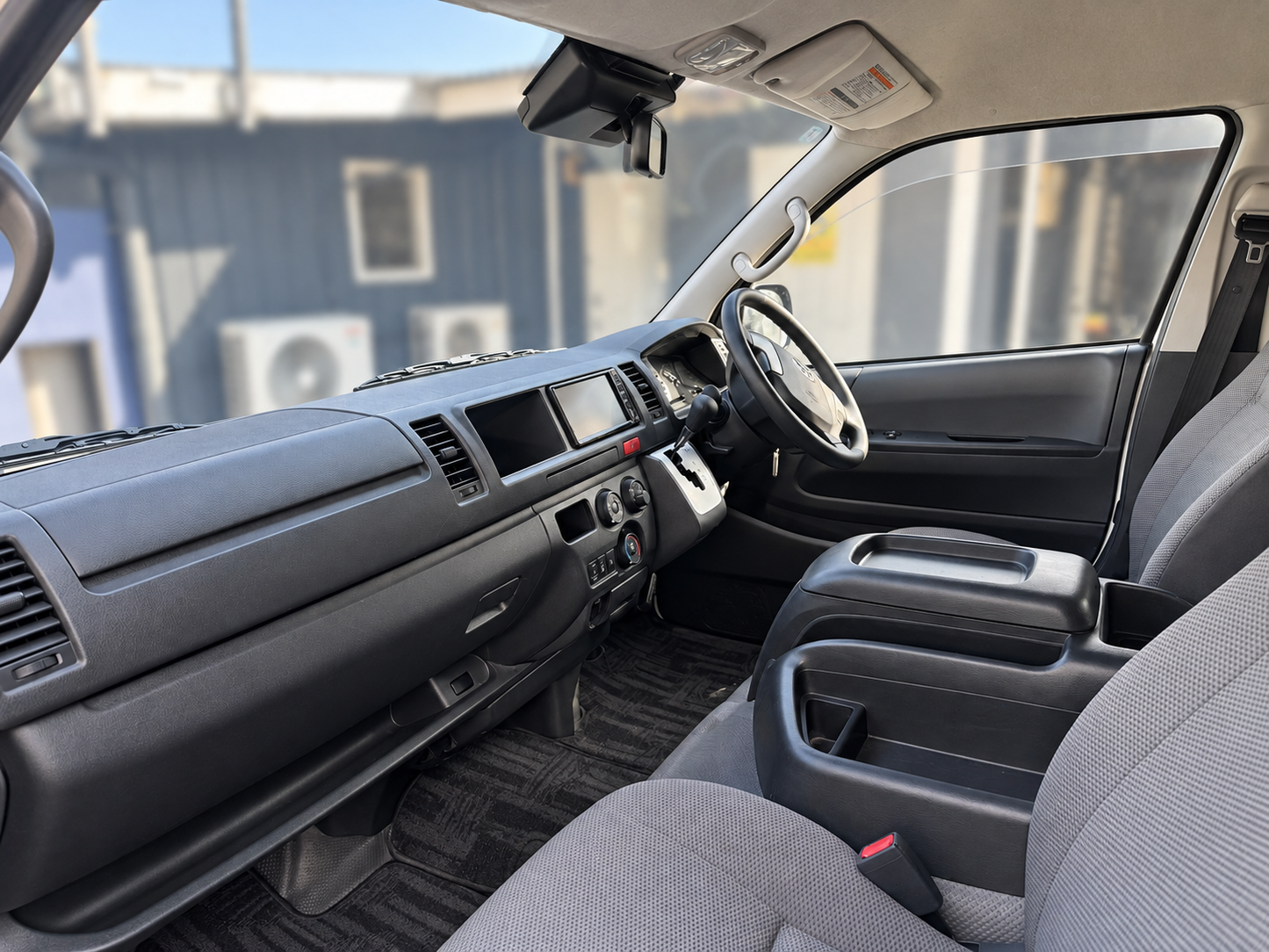 Toyota HiAce 14-Seater Automatic- White