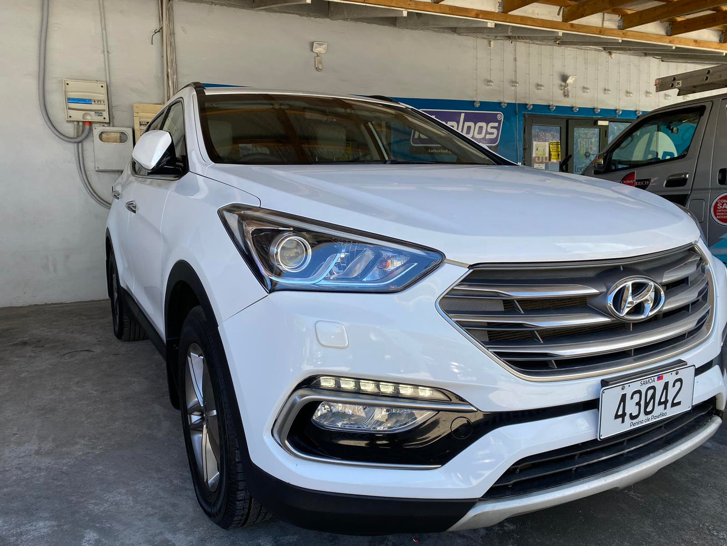 Hyundai Santa Fe (White)