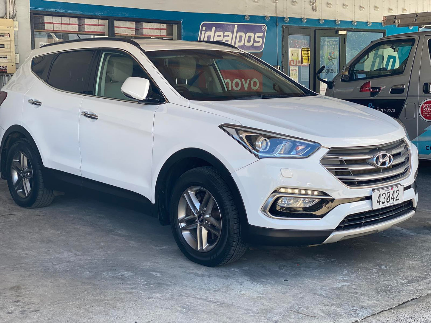 Hyundai Santa Fe (White)