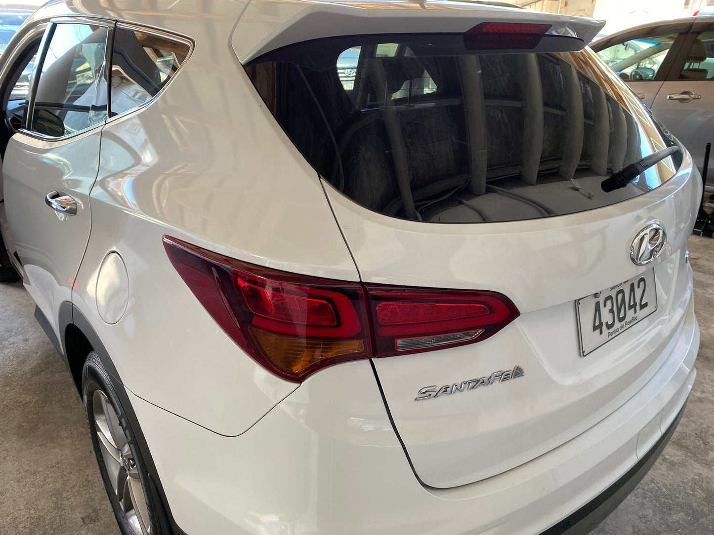 Hyundai Santa Fe (White)